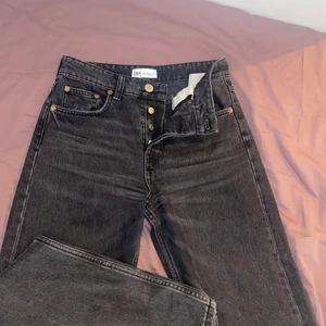 Zara mid rise jeans - Jeans från zara som är mid Rise och använd fåtal gånger men är i väldigt bra skick💕
