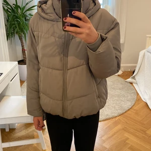 Jacka - Jag säljer en jättefin beige vinterjacka från Zara i storlek S. Den är super varm, mysig och skön. Och är perfekt nu till hösten och vintern😍