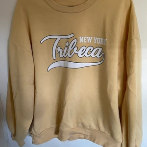 Sweatshirt  - En gul sweatshirt men text. Köpte den för längesedan men har inte använt den så mycket. 