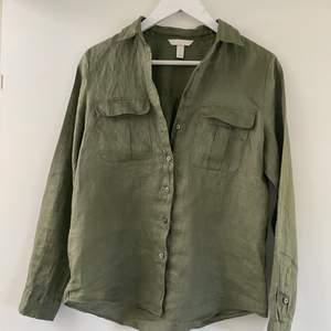 Militärgrön linneskjorta!! Aldrig använd så den är som i nytt skick💓 Storlek 34. Köparen står för frakten. Skriv för fler frågor