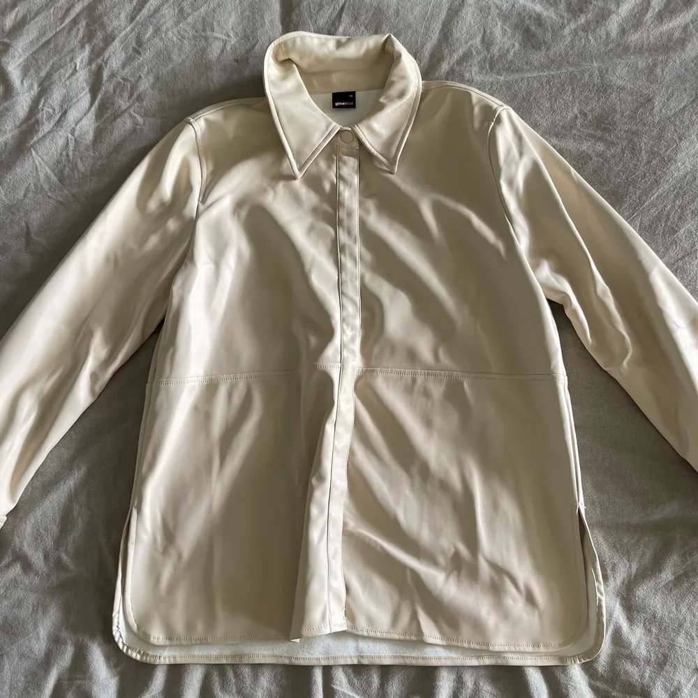 En ljus beige ”läder” skjorta från ginatricot. Köpte den för ungefär 1 år sedan och har knappt använt den. . Skjortor.