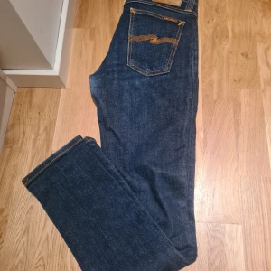 Nudie jeans - Jeans i stl W29/L32 Marinblå