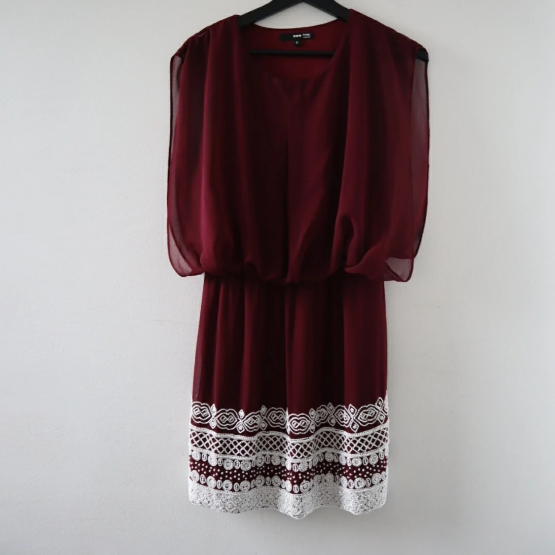 Vinröd klänning från TFNC stl S - 90