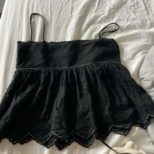 Zara topp - Superfint broderat linne ifrån zara!!har en jättefin knutning på ryggen och ett fint broderat mönster!!skric för fler bilder❤️❤️