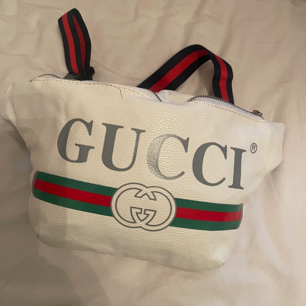 🧡 Gucci väska/magväska aldrig använd fake lädermaterial, spårbar frakt ingår i priset (inte äkta)  🧡. Väskor.