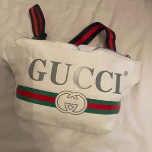 🧡 Gucci väska/magväska aldrig använd fake lädermaterial, spårbar frakt ingår i priset (inte äkta)  🧡