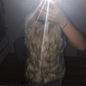 River island  - Den passar på m,xs,s och är jätte skön och matchar till vitt och massa ljusa färger.