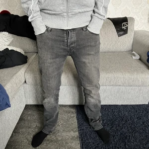 Jack &jones jeans - Jack&jones jeans passar perfekt på mig som är 181 cm. Säljer för 200kr knappt använda.