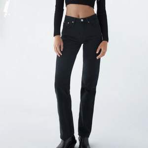 Svarta Zara jeans mid rise straight full length i storlek 38. Plagget är liten i storleken och passar mig perfekt som är 173 cm!! Skriv för intresse