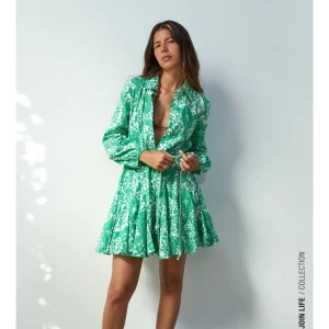 Klänning från zara - Populär klänning från zara💚 I nyskick