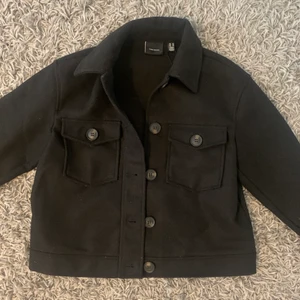 Vero moda - Säljer denna superfina höst jacka/kappa från vero moda, den är helt slutsåld. Aldrig använd, fick hem den igår och tog av prislappen därför kan jag inte lämna tbx🥰