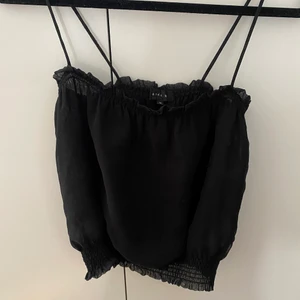 Topp, Svart, Bikbok, strl M - Toppen är lite genomskinlig med mening, super skön och stretchig. Obs köparen står för frakt.