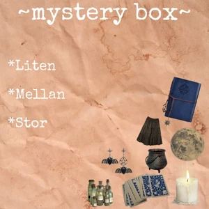 Mystery box <3 - Hej:) snabb info:  Alla plagg kommer vara köpta på secondhand eller loppis! Du kan be om ett speciellt band på vinylerna men troligast får du en random som matchar din aestetic. Om du vill kan du byta ut ”spell Bottels” mot en accessoar:)