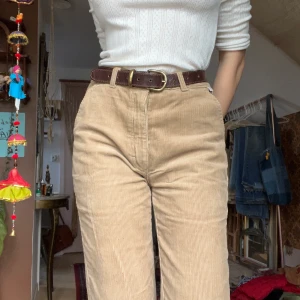 Beiga manchesterbyxor - Beiga straightleg manchesterbyxor!  Köpte secondhand, uppsydda av mig och går att släppa ut! Jag är 172cm lång