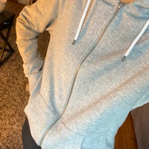 Grå zip hoddie  - Jätte fin grå zip hoddie från lager 157 i storlek M så den är lite lång i modellen men annars sitter den super bra på mig som har  xs/s. Inga fläckar å inte nopprig. Kan frakta💖💖