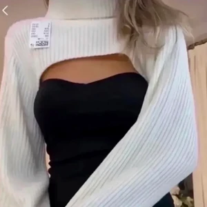 Armtröja - Säljer denna stickade ”armtröjan” från hm. Har använt den två gånger och den har inga fläckar eller missfärgningar☺️ Säljer den då den inte kommer till användning hos mig:) Passar perfekt till hösten! Kom privat för fler bilder eller frågor!