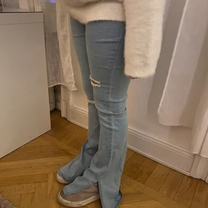 Bootcut jeans  - Bootcut jeans med slits köpta på sellpy men vet ej märket!! Säljer pga för långa för mig❤️ är 164! 