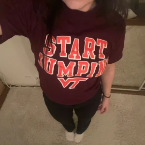 Champion  - Snygg Champion t-shirt. Röd med text i fram och bak. Championmärke på ärmen. Bra skick.