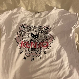 Kenzo tröja - Helt ny skick tröja som är knappast änvönd! Ett litet hål på utsidan vid R”. Men dubbel lager tröja så det syns inte❤️❤️