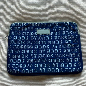 Marc jacobs datorfodral - Säljer mitt supercoola datorfodral från Marc Jacobs🥰 Kan liva upp en hel outfit till skolan och det har ett fack. Självklart äkta, men har bytt ut dragkedjalöparen❤️