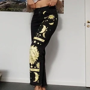 månebyxor - midja: 80cm  längd på byxa: 100cm svarta månebyxor i gott skick med tryck. Månetryck finns även på bakfickorna 
