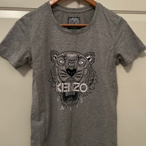 Kenzo  - Säljer denna Kenzo T-shirten äkta i storlek S för 300kr💘 aldrig använt fick den i present💘 Kan mötas upp samt fraktas 🫶🏼