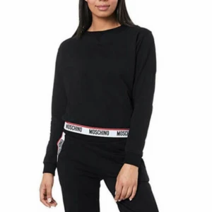 Moschino  - Jättefin sweatshirt från moshino underwear i storlek M köpt från minto för 1800 kr. Den är svart men ljuset på min bild missvisar lite. Den är i bra skick utan några feli