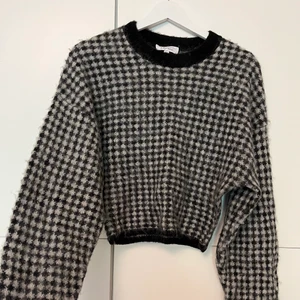 Stickad tröja  - Boxig i modellen. XS 