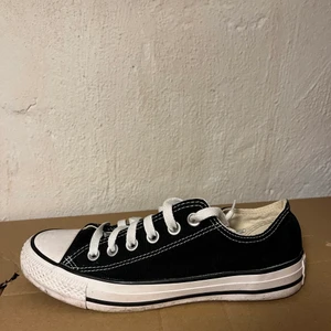 Svarta låga converse - Svarta låga converse i storlek 38. Skorna är i vädligt fint skick och endast använda ett fåtal gånger 🫶🏻  ✨Kan mötas upp på kungsholmen eller skicka✨