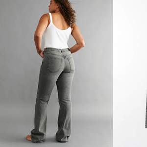 Helt nya jeans från Gina tricot använt en gång. Säljer för att dom va för stora skriv för fler bilder. Ny pris 400💗