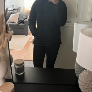 Funktionsjacka HH - Funktionsjacka från Helly Hansen säljes i nyskick, använd 2 gånger. Köpt på Stadium. Normal passform med tvp fickor och luva