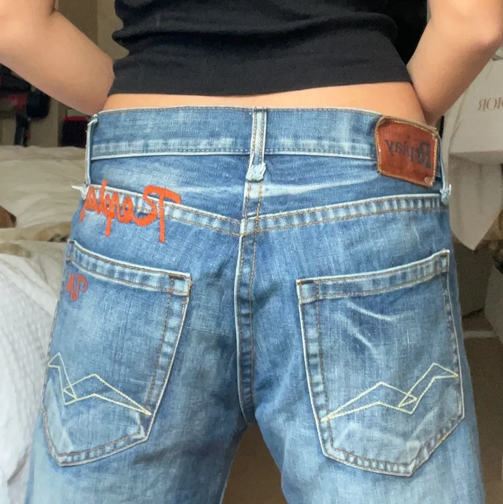 INTRESSEKOLL på de här jätte snygga låg midjade replay jeansen💗. Jeans & Byxor.