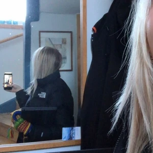 The North Face Jacka - Jackan är bara använd en vinter så den är i jätte bra skick, inga hål eller fläckar. Den är i storlek L junior vilket motsvarar S/XS i dam storlek. Nypris är 3000, säljer för 1800. Skriv för fler bilder☺️ Köparen står för frakt💞💞