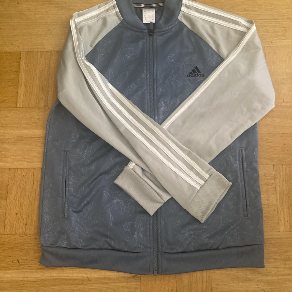Adidas zip up hoodie i storlek L men passar som M. Inga skador och knappt andvänd . Tröjor & Koftor.