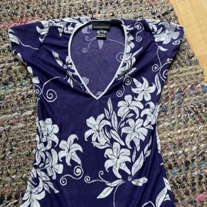 Y2k tröja  - Så fin lila tröja med blommor på! Tidigare köpt för typ 80 kr! Skriv om du är intresserad eller har någon fråga!  