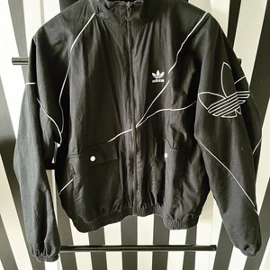 Adidas jacka - En tunn Adidasjacka! Storl Medium! Använd två ggr. Hänger mest i garderoben! 