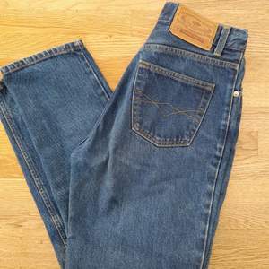 Riktigt snygga mörkblåa jeans som är i bra skick. Men de är tyvärr lite korta i benen på mig som är 175cm lång. Högmidjade