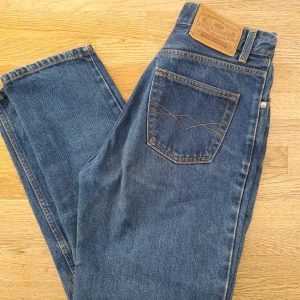Snygga mörkblåa jeans - Riktigt snygga mörkblåa jeans som är i bra skick. Men de är tyvärr lite korta i benen på mig som är 175cm lång. Högmidjade