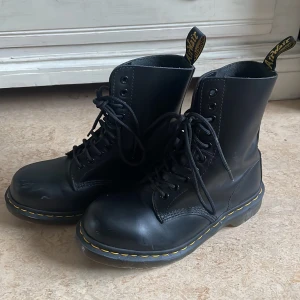dr martens - äkta dr. martens i princip nyskick, förutom lite slitningar vid tårna. bara använda typ 4 gånger för nått år sen. 10hålssnörning. frakt ingår i priset!!😸