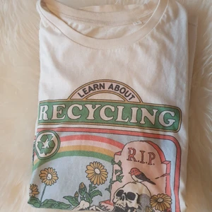 T-shirt med tryck - Skön T-shirt med tryck i storlek M/L, kan även bäras som oversize i storlek S. I bra skick.