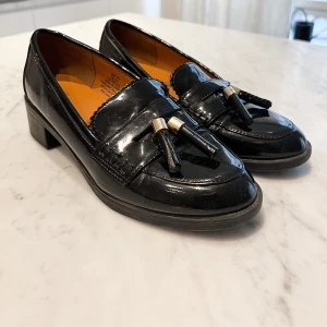 Svarta loafers från H&M - Svarta loafers från H&M. Perfekt skick. 