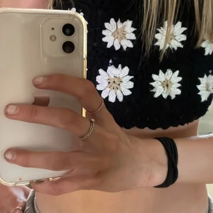 Blommigt linne stickat - Detta stickade linne är från Zara. Det är bra kvalite och materialet är ganska tjockt men ihåligt. Det står att linnet är i storlek 134 från barnavdelningen men jag som är 14 år får på mig det lätt och det är t.o.m lite stort. Priset går att diskutera🫶