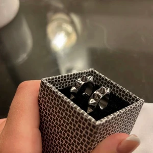 Örhängen  - Säljer Mina edblad Örhängen då dom inte är I min still lângre har aldrig använt dom och de är riktiga