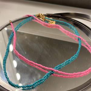 2 fina pärlhalsband i rosa och turkos, säljer båda💕 49kr sammanlagt 