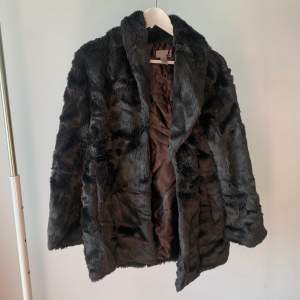 Brun/svart kappa från H&M, har ett hål i fickan🖤 Tryck på KÖP NU för att den ska bli din direkt🌸