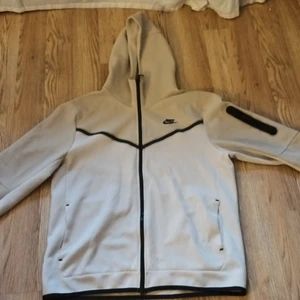 Nike Tech fleece storlek L - Den är använd några få gånger har en liten svart fläk på ena ärmen men anars inget fel på den
