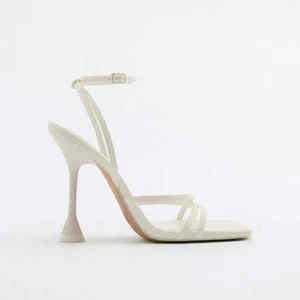 Oanvända klackskor från Zara - Vita klackskor från Zara. Aldrig använda, i nytt skick. Missade retur-datumet. Storlek 36. Köpare står för frakt.🪐 Köptes för 399, säljer för 199kr.