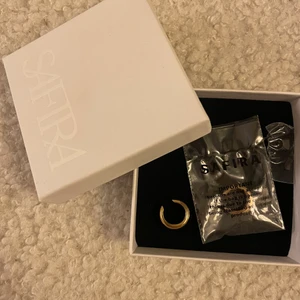 Smycken  - Säljer örhängen från safira. Köpte fel modell och råkade öppna plomberingen, kunde därför inte skicka tillbaks dem! Aldrig använda! Köpt för 400kr, säljer för 200kr