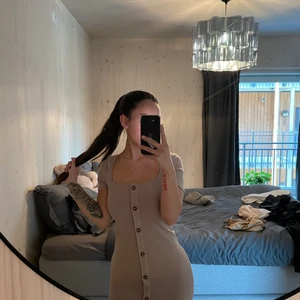 Beige klänning - Klänning från hm med knappar, köpt för 200 säljer för 100 + 63 kr frakt alternativt mötas upp i Norrköping