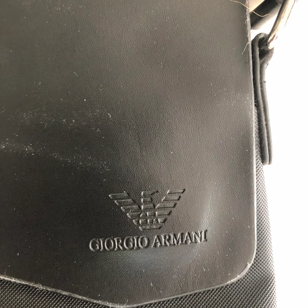 En stilig väska från Giorgio Armani i nyskick. Kan mötas upp i sthlm eller skickas. . Väskor.